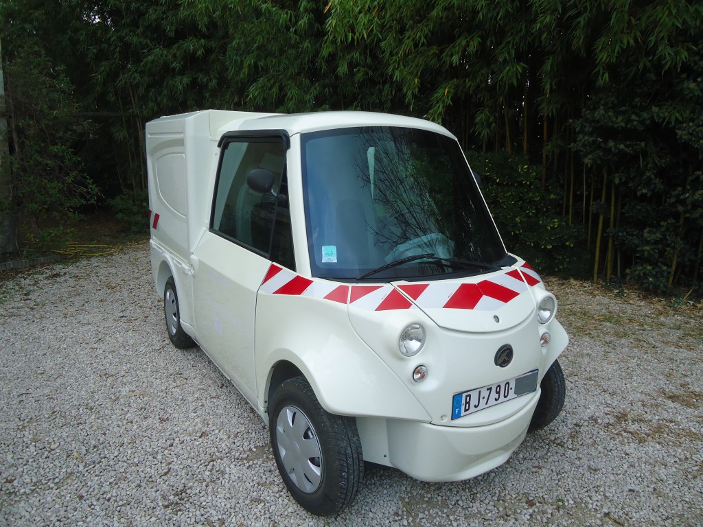 Utilitaire électrique équipé d'un moteur 8 Kw et d'une batterie plomb ouvert / gel de 48 Volts
Homologué pour la route