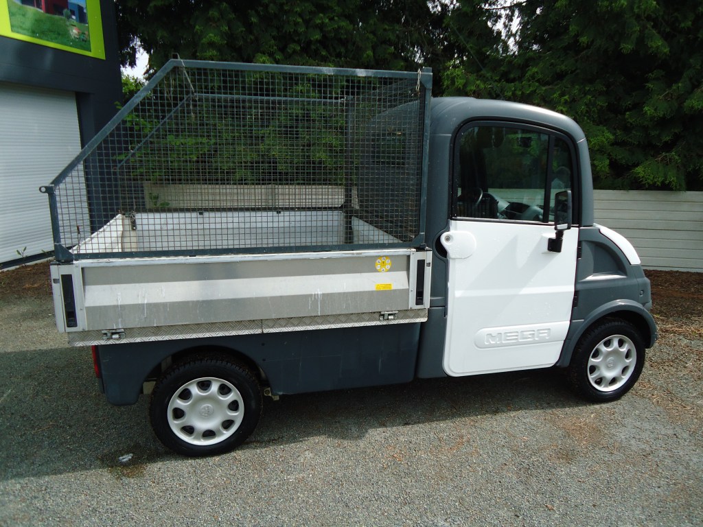 Utilitaire Méga Moteur avec moteur de 8 Kw et une batterie AGM de 48 Volts + benne hydraulique 