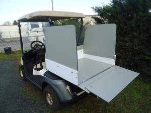 Vue arrière d'une gonflette Ezgo avec batterie de 48 Volts et d'un kit covering + benne avec ouverture arrière