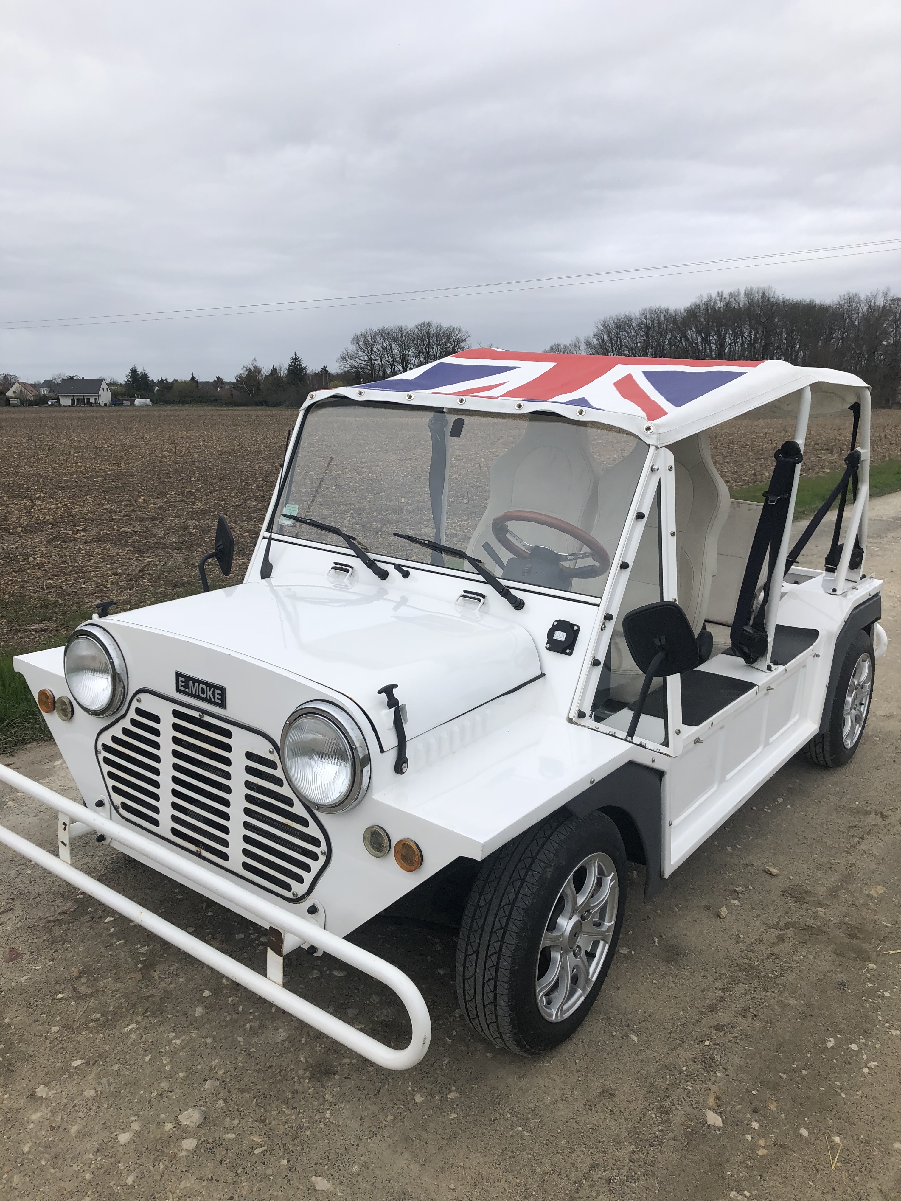 E-moke 100 % électrique équipée d'une bâche bikini avec pour motif le drapeau Anglais